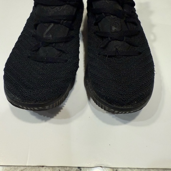Nike LeBron XVI I Am King youth size 4 - Picture 6 of 8